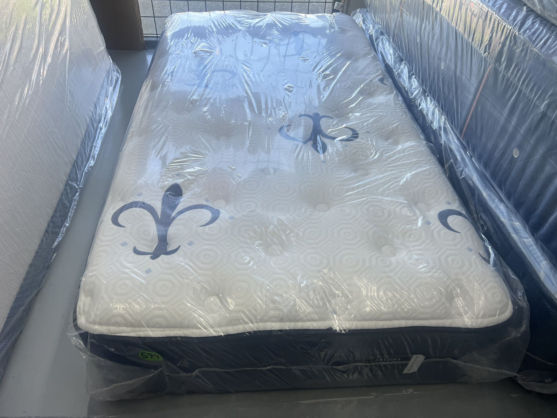 TWIN SIZE STEARNS & FOSTER ESTATE MATTRESS & BOX SPRING BED SET
