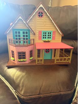 Doll house with 50+ accessories, functioning light