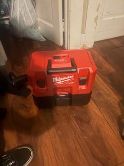 Milwaukee vacuum with small battery