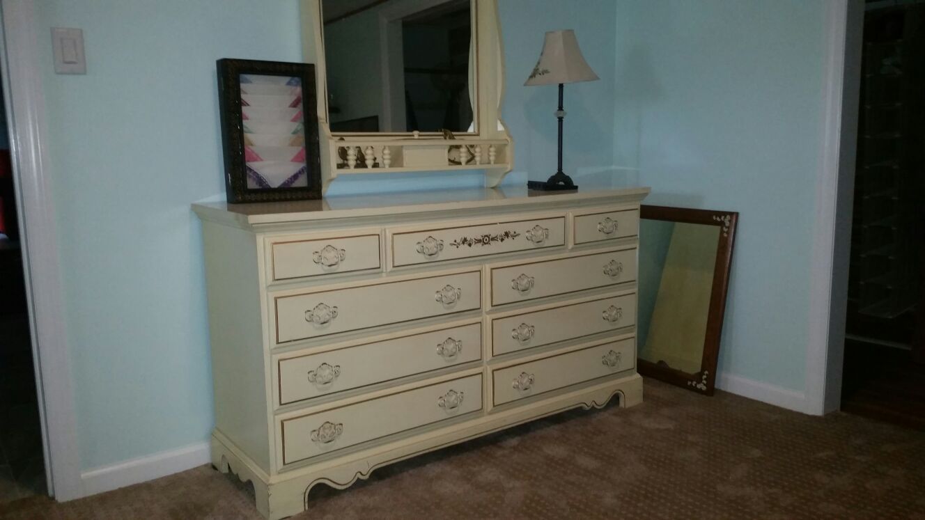 TEEN'S WHITE THREE PIECE BEDROOM SET