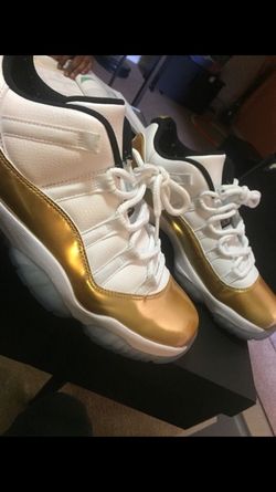 Low Jordan 11s size 10.5