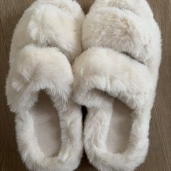 White Fluffy Faux Fur Slippers – Size 7/8