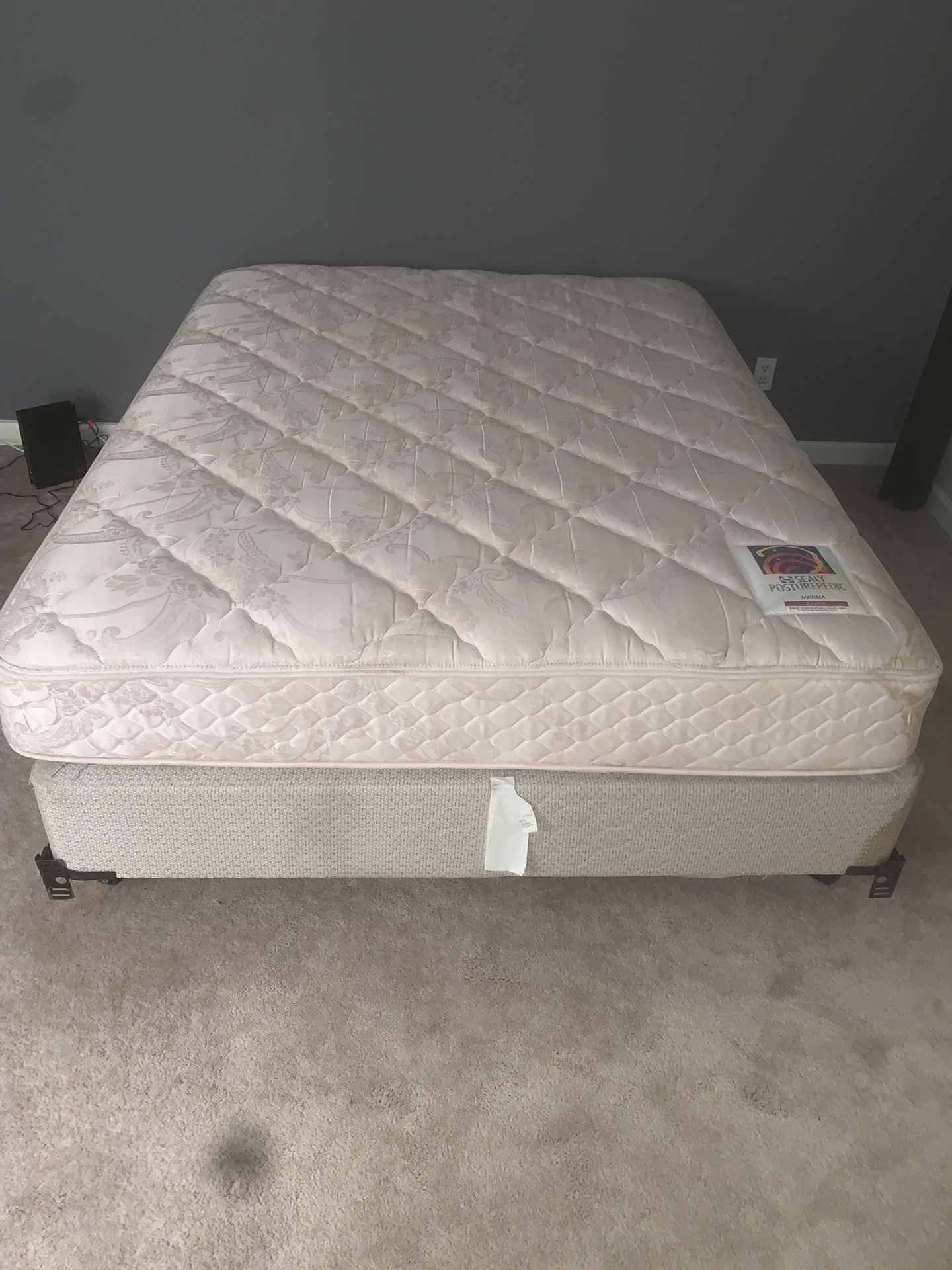 FREE queen bed set has to go by fri night 11/15