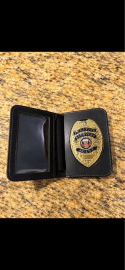 Fugitive recovery badge and ID holder
