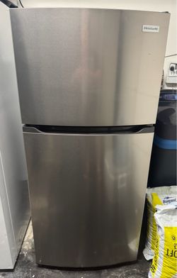 Frigidaire Top-Freezer Refrigerator Stainless Steel