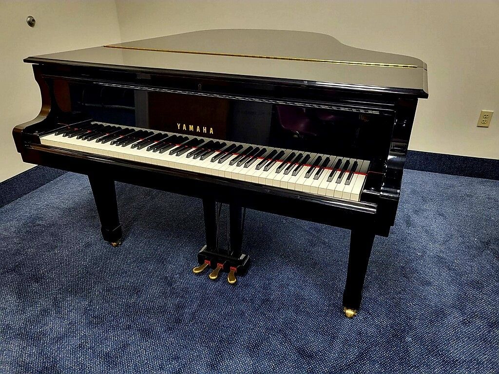 Yamaha C3 Grand Piano - Ebony glossy finish - Excellent Condition!