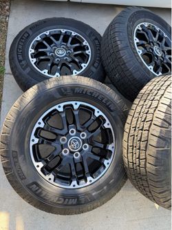 Toyota tundra 18” OEM Wheels 6Lug