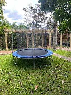 Trampoline for adults and kids, with safety net and full covers pad. Disassemblable.