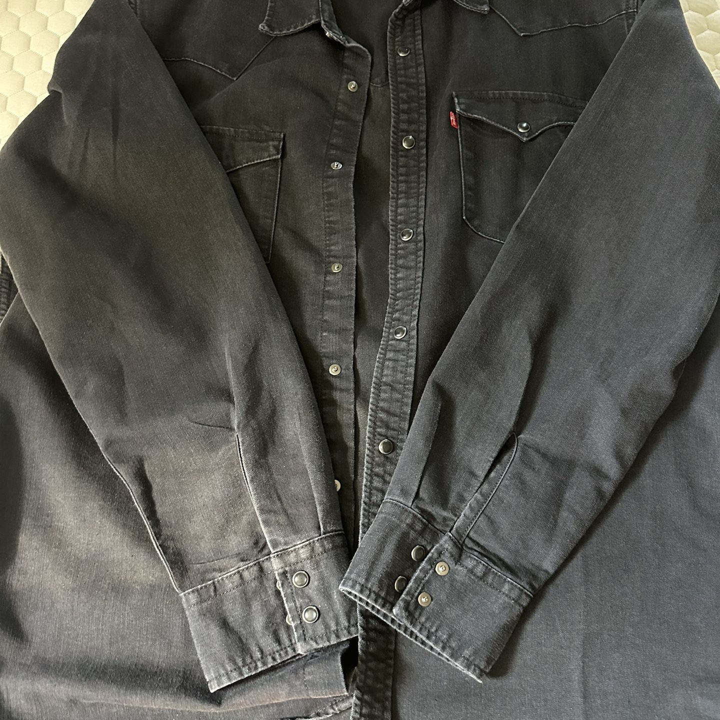 LEVI men’s Button Up 