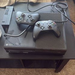 Xbox one console With 2 Remotes