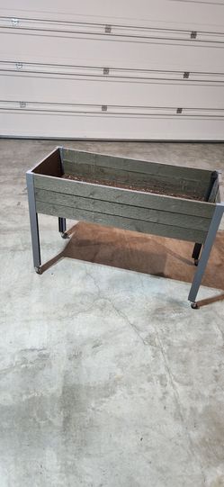 Raised planter with wheels