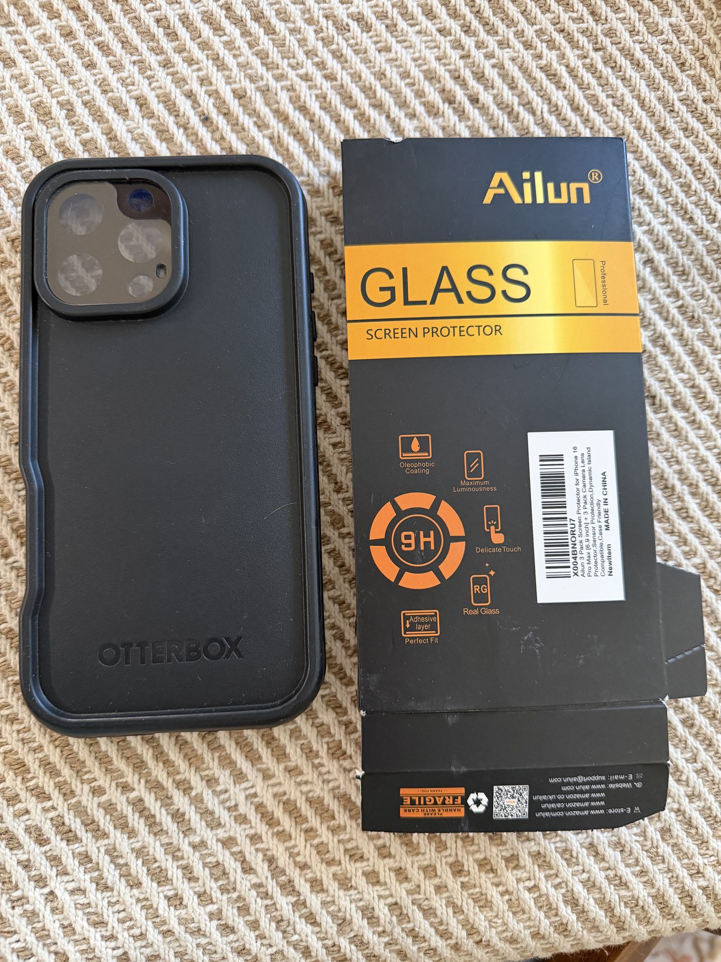OTTERBOX + 2 Screen and Camera Protectors iPhone 16 Pro Max