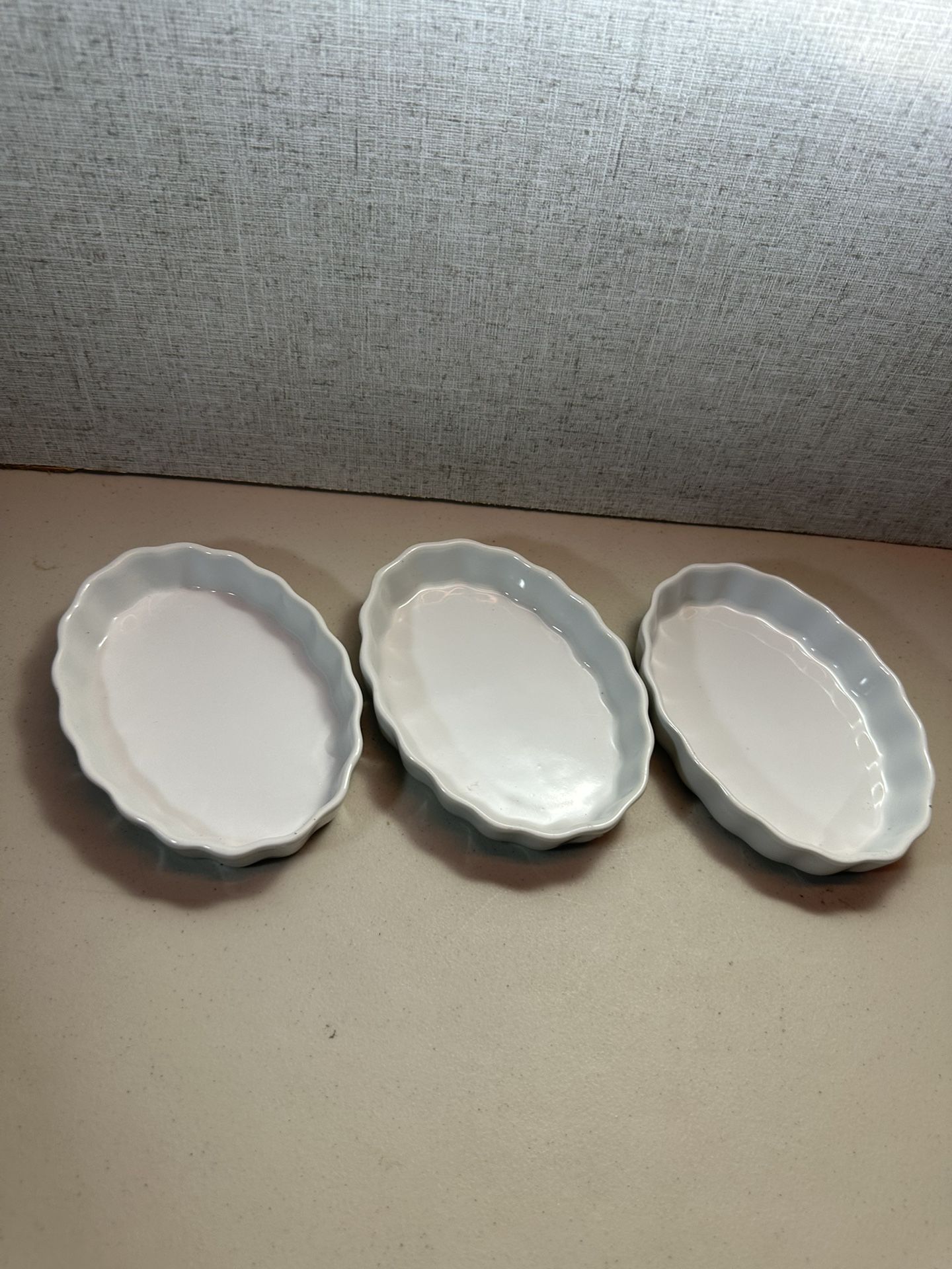 Mini Ramekins Set of 3 White Stoneware Scalloped Baking Crème Brulee Flan