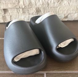 Yeezy slides black