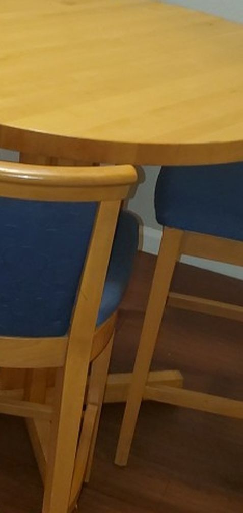 Dinning Table..Good Condition