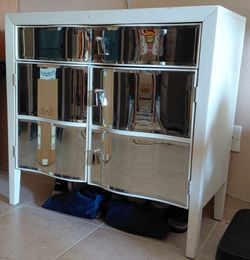 Wine cabinet