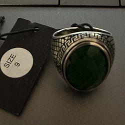 Sterling Silver 925 Ring With Green Stone Middle Fabulous 