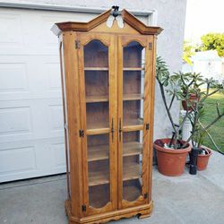 Vintage Display Cabinet  / Curio Cabinet In Excellent Condition 