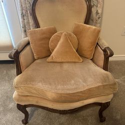 Beautiful Vintage French Style Sitting Chair