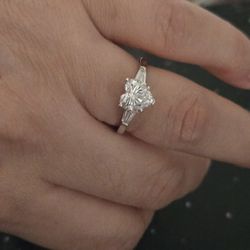 New  Sterling Silver 925 heart-shaped ring. Using high definition recording. 
The rings that I sell are absolutely more stunning in person.