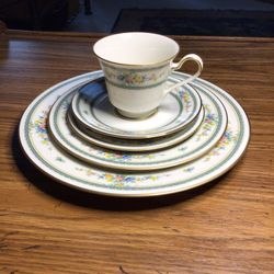 Noritake Ivory China — Amenity — 8 Place Settings - Excellent Condition