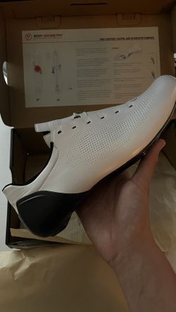 S-Works Sub6 Lace cycling shoes in white/black. EU 40.5, US 7.75 Men’s, or 9.5 Women’s