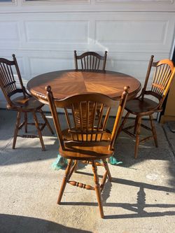 Beautiful Dining Table Set – 4 Chairs – Converts to Round Table – $449 OBO