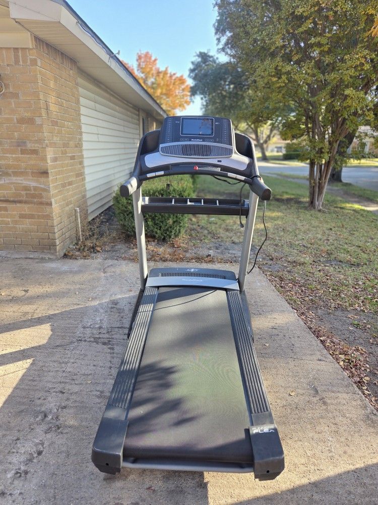 NordicTrack Commercial 1750 Treadmill excelente condiciones todo funcionando lista para trabajar $1,000 envio a domicilio costo extra