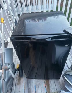 4.5 cubic feet mini fridge works great and clean