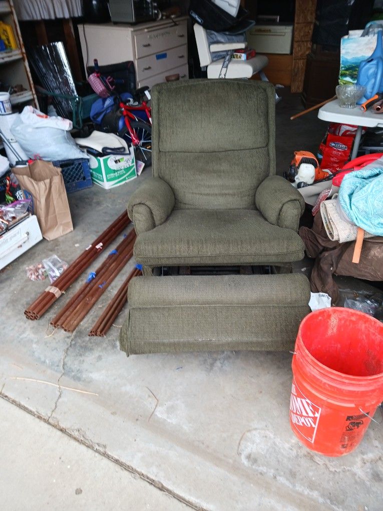 2 Swivel Recliners