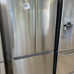 33” Samsung Refrigerator W/ Ice Maker In Freezer 