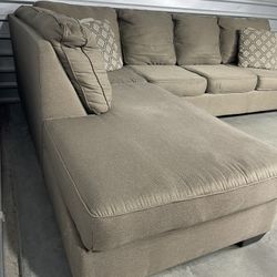 Ashley Furniture Sectional W/ RH Chaise 🚛 Free Delivery 