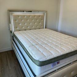 Queen Size Bed Frame With Led Lights / Mattress Included.       Cama Queen Size Con Luz Led Colchon Incluido 