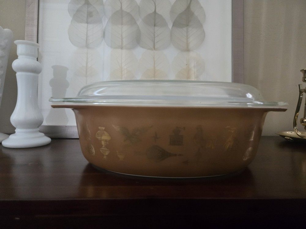 Vintage Pyrex Early American 2.5 Qt Casserole with Lid – Brown & Gold (1960s)