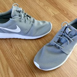 Like new Nike gray Roshe One (511881-023) sneakers, men’s size 7.5. 