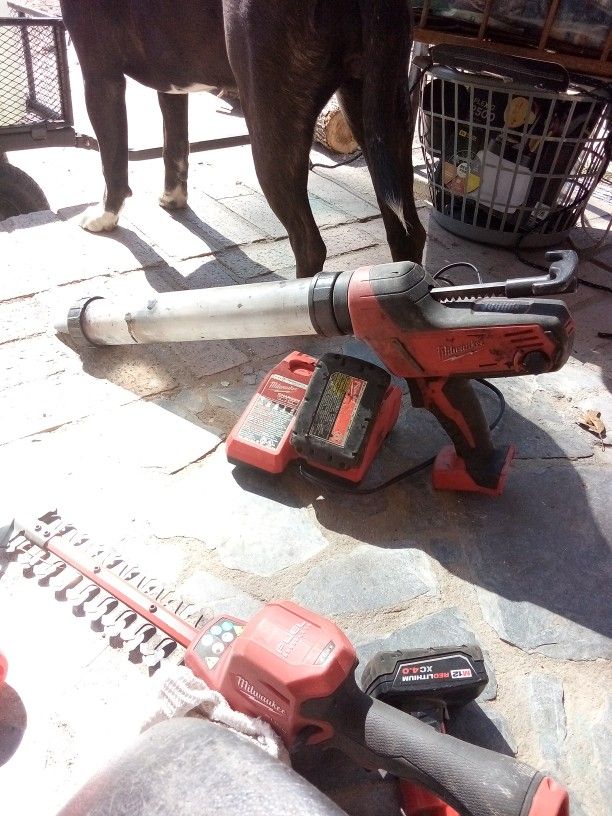 Milwaukee
M18 18V Lithium-Ion Cordless 20 oz. Caulk and Adhesive Gun Kit Aluminum Sausage w/(1) 1.5Ah Battery, Charger
