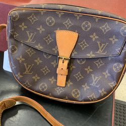 Louis Vuitton Crossbody Strap for Sale in San Antonio, TX - OfferUp