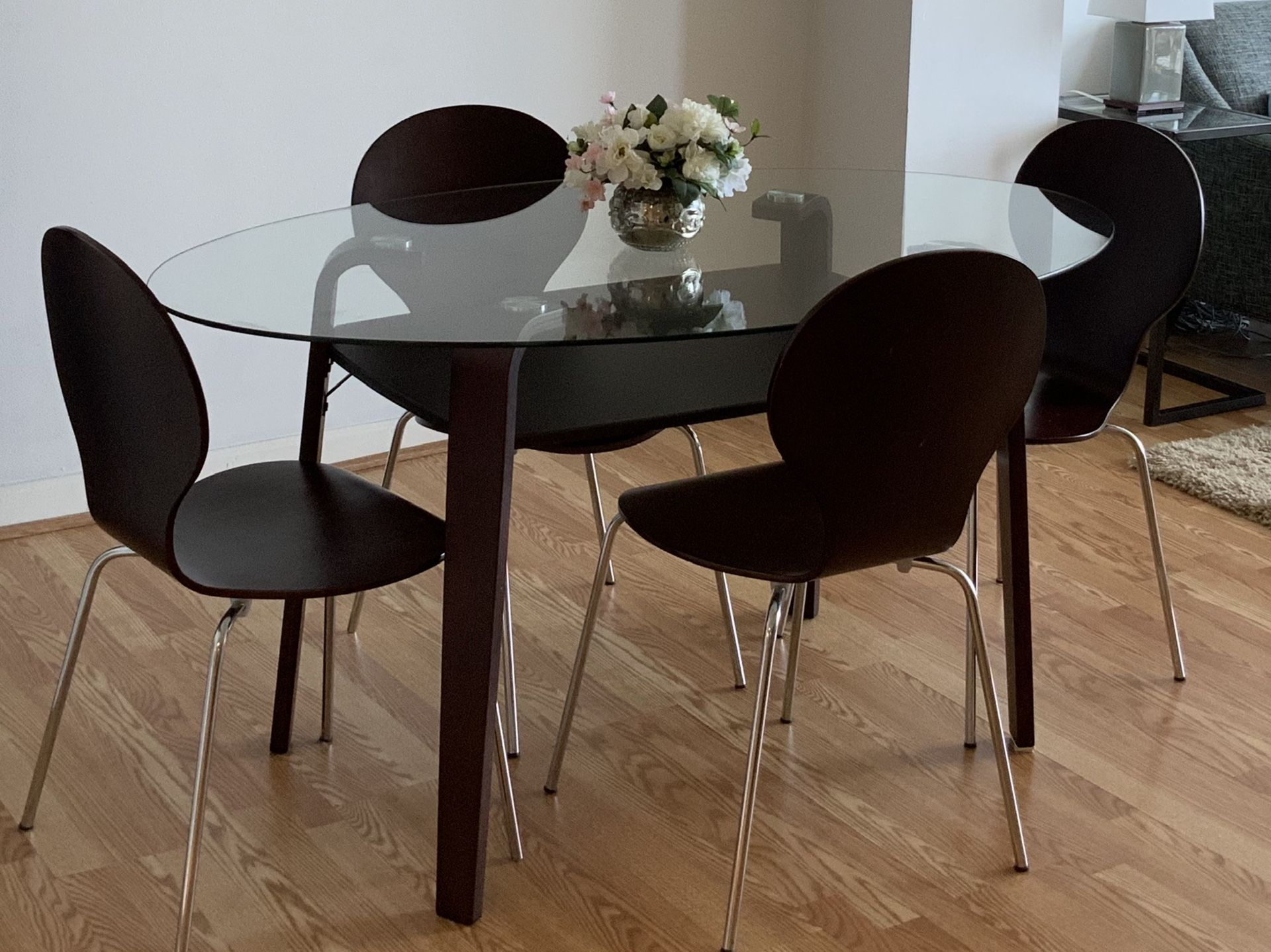 Modern And Sleek Oval Glass Top Dining Table With 4 Chairs. Perfect Size For Apartments/Condo Or Breakfast Area Size:60”x36”