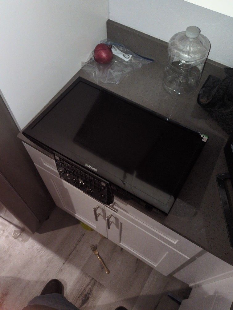 Samsung TV 24"