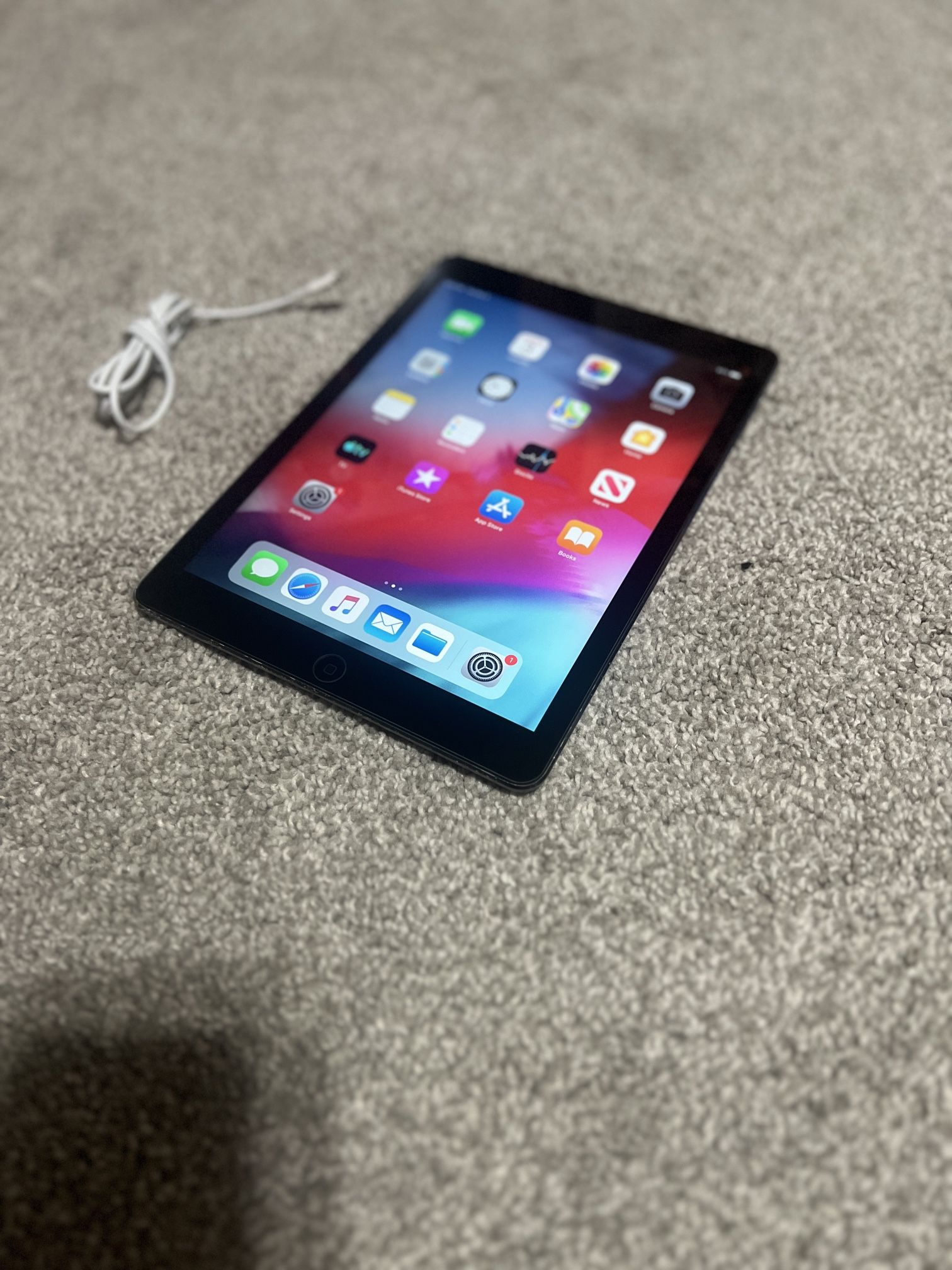 Apple iPad Air 1 16GB Space-Grey Unlocked + Charger