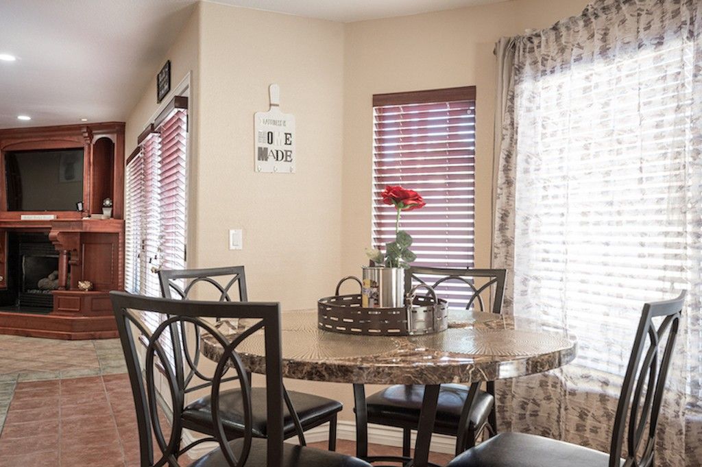 Estate Sale - Round Kitchen Table And High Chairs