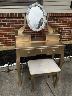 Gold Vanity Set with Lighted Mirror 