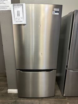 Frigidaire Bottom Freezer Refrigerator With Internal Water Dispenser Read Description