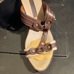 BCBG MAX AZRIA.  BROWN LEATHER HEELS