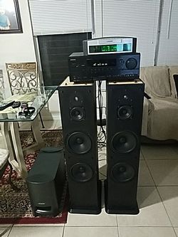 2 Speakers 1 reciyver cd and dvd bose 1 sud boofer bose