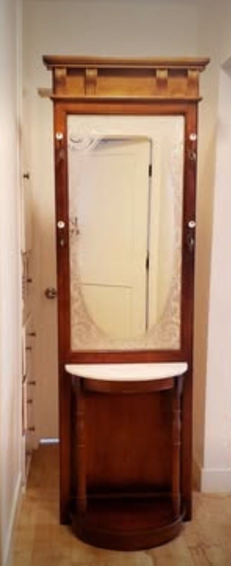 Pulaski Furniture Co.
Hall Tree Coat/Hat Rack