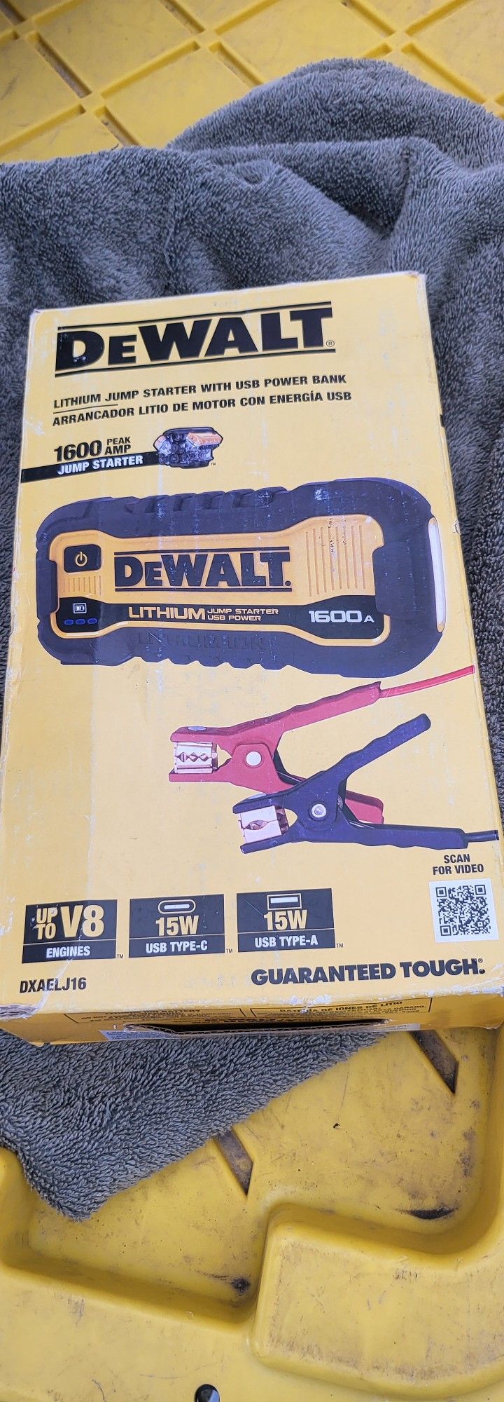 DEWALT 1600 PEAK AMP LITHIUN JUMP STARTER WITH USB POWER BANK