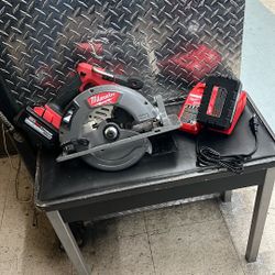 Milwaukee 2732-20 M18 Fuel Cordless Circular Saw Kit