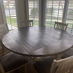 Table With 6 Chairs. 