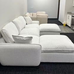 BRAND NEW SECTIONAL COUCH